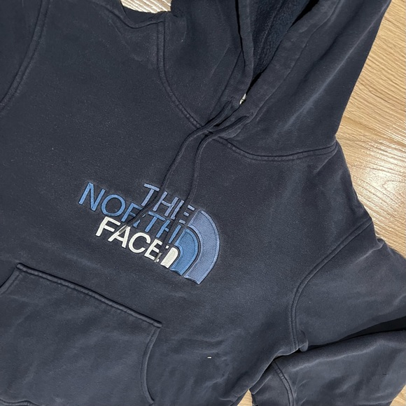 The North Face Sweatshirt Hoodie Mens Medium Blue Embroidered Logo Pocket - Picture 3 of 4
